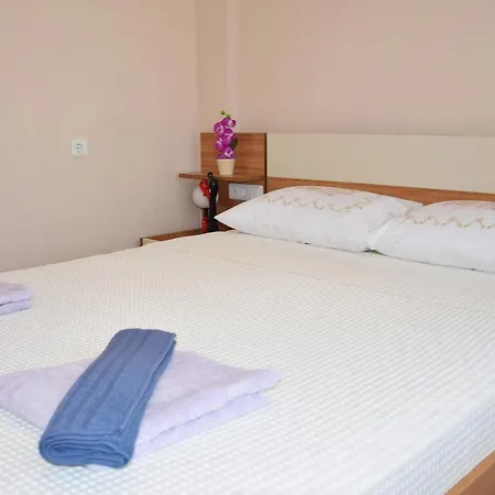 Appartement Thera 8 *